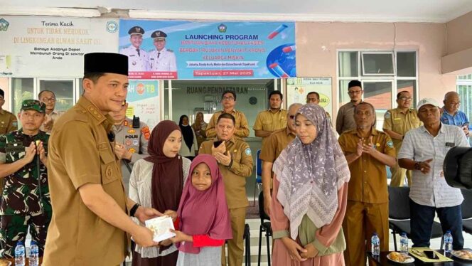 
 Bupati Aceh Selatan H.Mirwan Saat Menyerahkan Bantuan Secara Simbolis Kepada Pasien, Selasa 27 Mei 2025