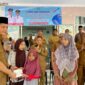 Bupati Aceh Selatan H.Mirwan Saat Menyerahkan Bantuan Secara Simbolis Kepada Pasien, Selasa 27 Mei 2025