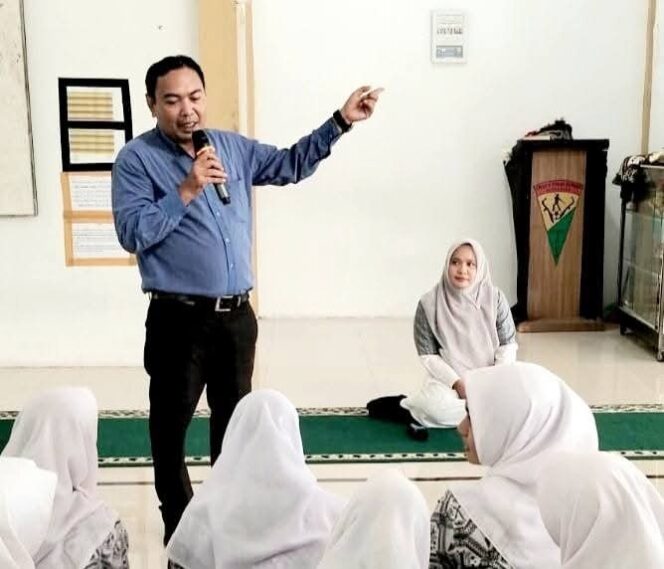 
 Siswa SMAN 9 Banda Aceh Dilatih Menulis Artikel Populer