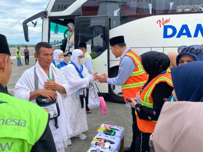 
 Didampingi Istri, H.Mirwan Antar Jamaah Haji Sampai ke Bandara Iskandar Muda