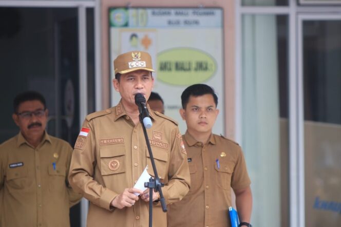 
 Bupati Aceh Selatan H.Mirwan saat memimpin Apel di RSUDYA beberapa waktu lalu