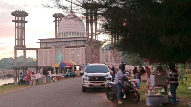 
 Pemerintah Aceh Selatan Diminta Tertibkan Pedagang Kuliner di RTH yang Masih Berjualan Azan Magrib Tiba