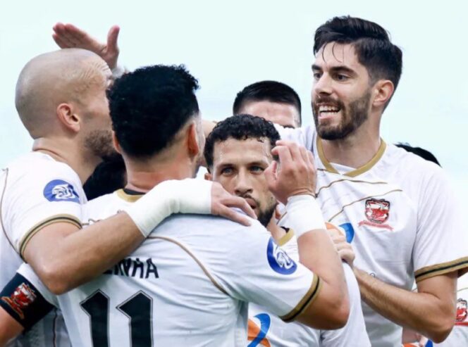 
 Para pemain Madura United merayakan gol ke gawang Bali United pada pekan ke-33 BRI Liga 1 2024-2025 di Stadion Kapten I Wayan Dipta, Gianyar, Sabtu (17/5/2025) sore WIB (Foto: Instagra/maduraunitedfc)
