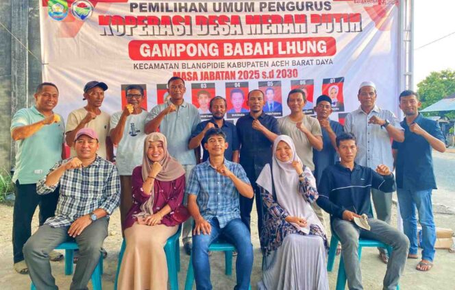 
 Pengurus Koperasi Desa Merah Putih Syariah Babah Lhung Kecamatan Blangpidie Kabupaten Aceh Barat Daya melakukan fose bersama dengan Dewan Pengawas, panitia seleksi dan aparatur desa lainnya di gedung serbaguna, Rabu, 28 Mei 2025.