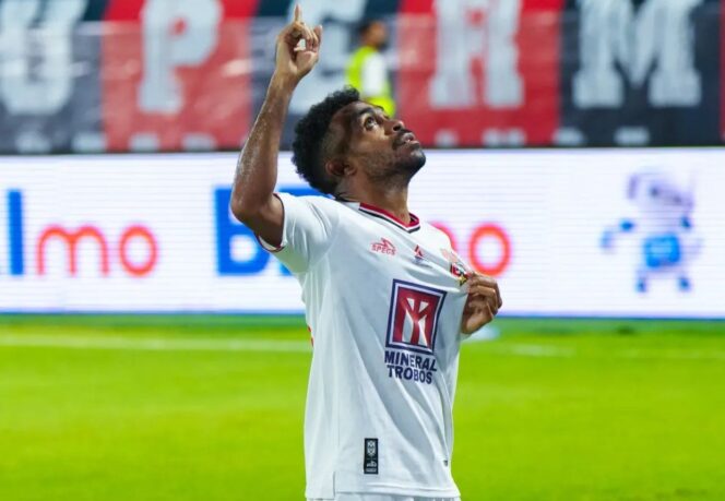 
 Pemain Malut United, Yance Sayuri merayakan gol ke gawang PSIS Semarang pada pekan ke-33 BRI Liga 1 2024-2025 di Stadion Gelora Kie Raha, Ternate, Jumat (16/5/2025) malam WIB (Foto: Instagram/Malutunitedfc)