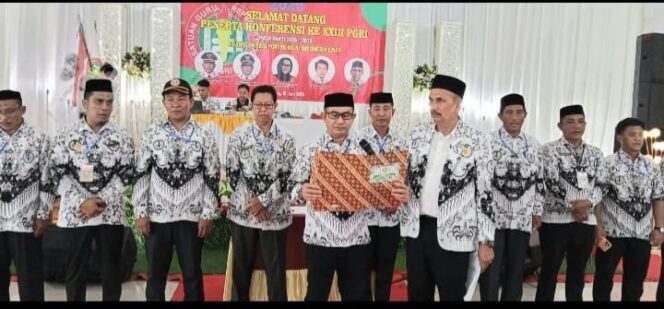 
 Kadisdik Simeulue Terpilih Jadi Ketua dan Wakil Ketua PGRI Simeulue