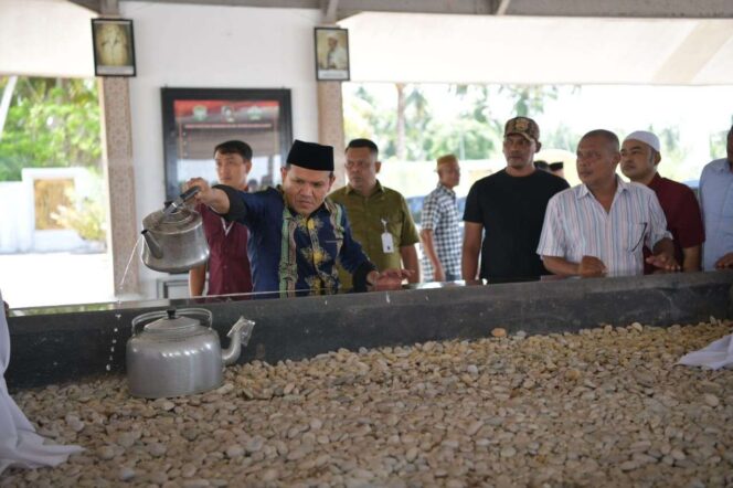 
 Wagub Aceh  Fadlullah Ziarah ke Makam Habib Bugak Minggu 22 Juni 2025