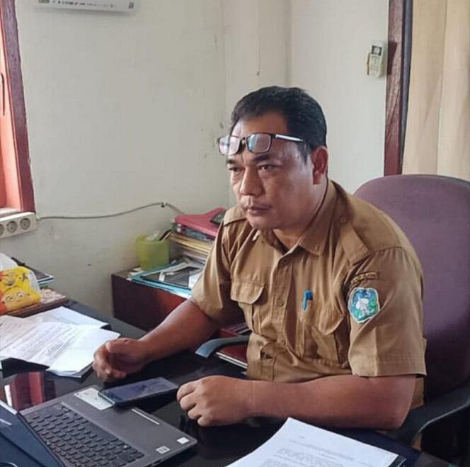 
 Camat Kluet Tengah, Burhanuddin, S.IP