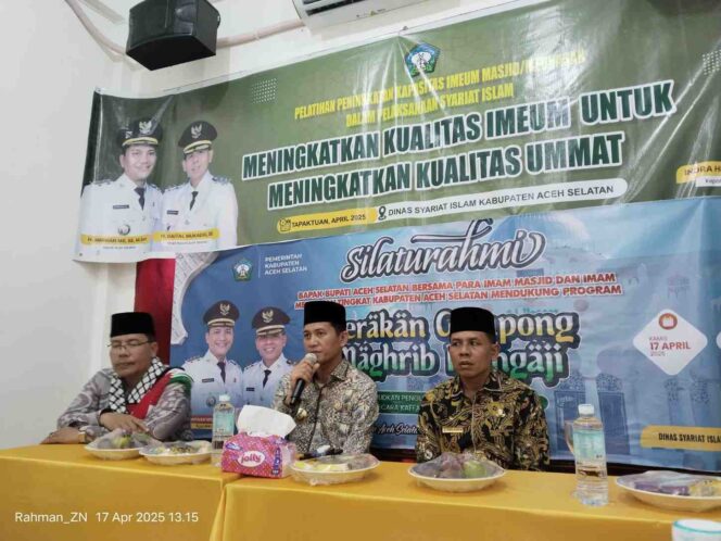 
 Foto : Bupati Aceh Selatan H.Mirwan MS didampingi Wakil Bupati Baital Mukadis dan Kadis Syariat Islam Ustaz Indra Hidayat Pada Kegiatan Pelatihan Imam Meunasah  Se Aceh Selatan beberapa waktu lalu