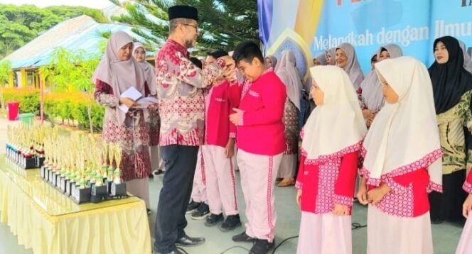 
 Guru MIN 11 Banda Aceh Rutin Salurkan Sedekah untuk Anak Yatim