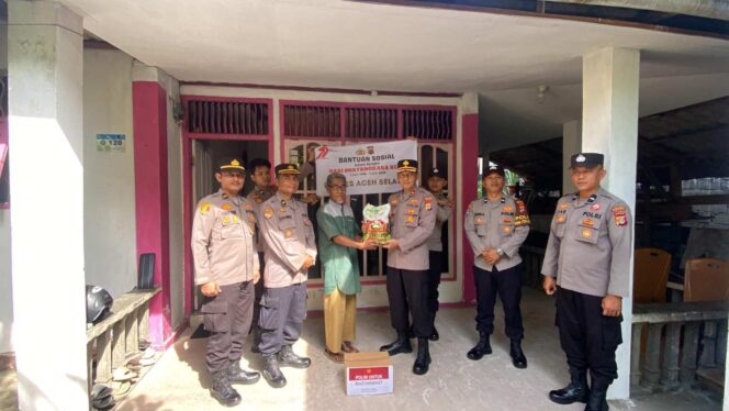 
 Wakapolres Aceh Selatan, Kompol Edwin Aldro, S.H., M.H., didampingi Kabagren Kompol Damri, S.H., KA SPK Ipda Ahmad Syarif menyalurkan Bantuan Sosial Dalam Rangka HUT Bhayangkarake 79