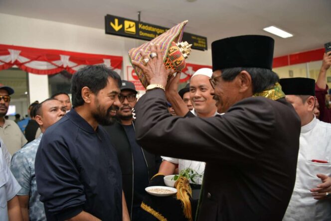 
 Mualem Saat Tiba di Bandara SIM Disambut dengan Prosesi Adat Aceh, Rabu 18 Juni 2025