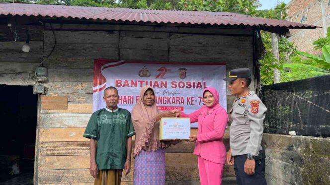 
 Kapolsek Sawang AKP Zikhri, SE, didampingi oleh Ketua Bhayangkari Ranting Sawang Ny. Eva Zikhri Memberikan Bantuan Kepada Warga, Senin 16 Juni 2025
