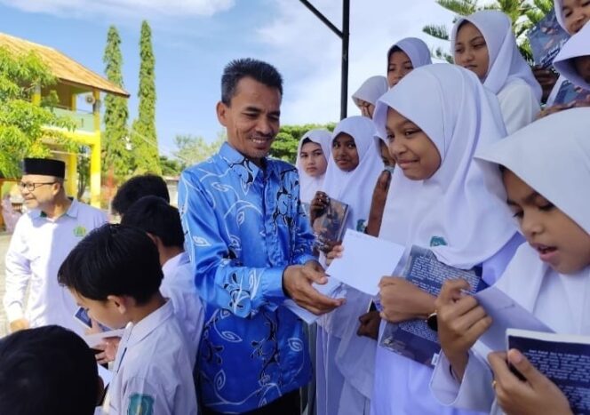 
 Kolaborasi Bersama Duta Baca Indonesia, MIN 11 Banda Aceh Serahkan Puluhan Buku Antologi Puisi