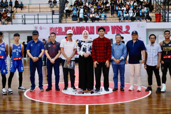 
 Ketua Dekranasda Aceh Marina Muzaki Menghadiri Pembukaa Perjuangan Cup 2, Sabtu 21 Juni 2025