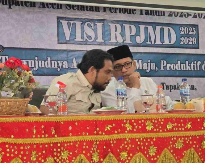 
 Foto : Sekretaris Komisi II DPRK Aceh Selatan Alja Yusnadi Bersama Bupati Aceh Selatan H.Mirwan saat Kick Off Meeting RPJMK Aceh Selatan beberapa bulan lalu.