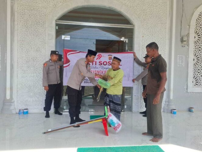 
 Sambut HUT Bhayangkara Ke-79 , Polsek Kluet Selatan Gelar Bakti Sosial di Mesjid Al-Ikhlas 