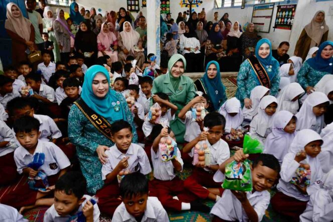 
 Bunda PAUD Aceh Marlina Muzakir didampingi Bunda PAUD Aceh Selatan Nafisah Mirwan Melakukan Sosialisasi Pola Makan Sehat B2SA di TK Seulanga Meuligo Selatan, Senin 16 Juni 2025