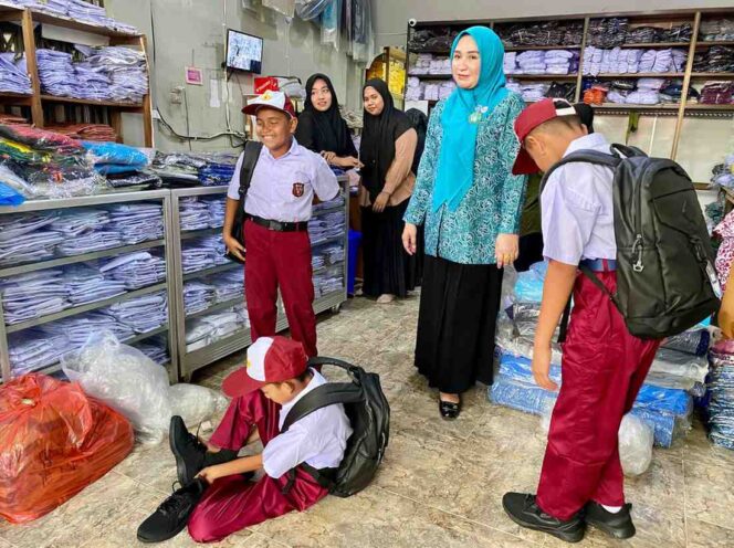 
 Senyum Siswa SD saat Marlina Ajak Mereka Belanja Seragam Baru