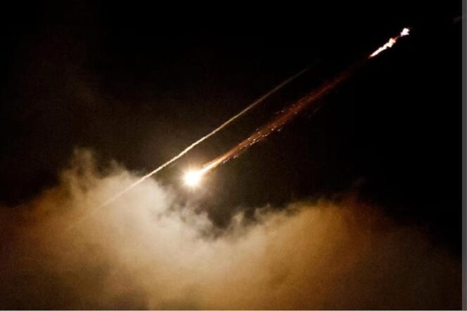 
 Iran Bombardir Israel Usai Serangan AS, Hantam Bandara hingga Pusat Komando