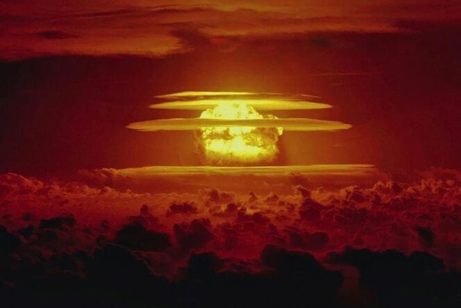 
 Awan berbentuk jamur dari uji coba nuklir Castle Bravo 1954