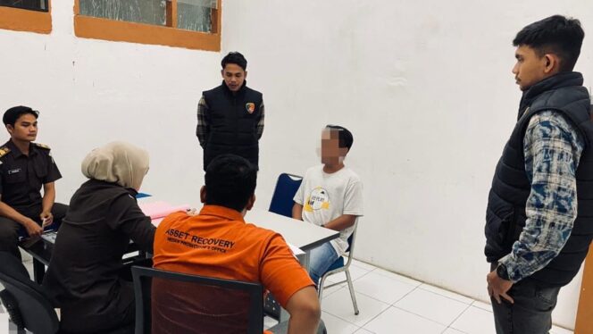 
 Berkas Lengkap, Sat Reskrim Polres Aceh Selatan Serahkan Tersangka Kasus Penganiayaan ke Kejaksaan