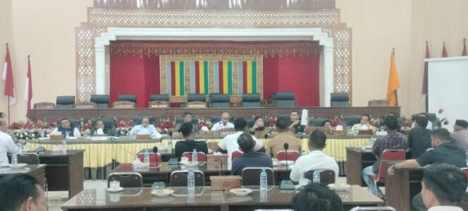 
 Wakil Ketua DPRK Abdya Nurdianto saat mempertanyakan 10 poin tuntutan masyarakat Rukon Damee kepada pihak perusahaan PT LKT dalam RDP yang di gelar di ruang sidang DPRK Abdya, Kamis, 12 Juni 2025.