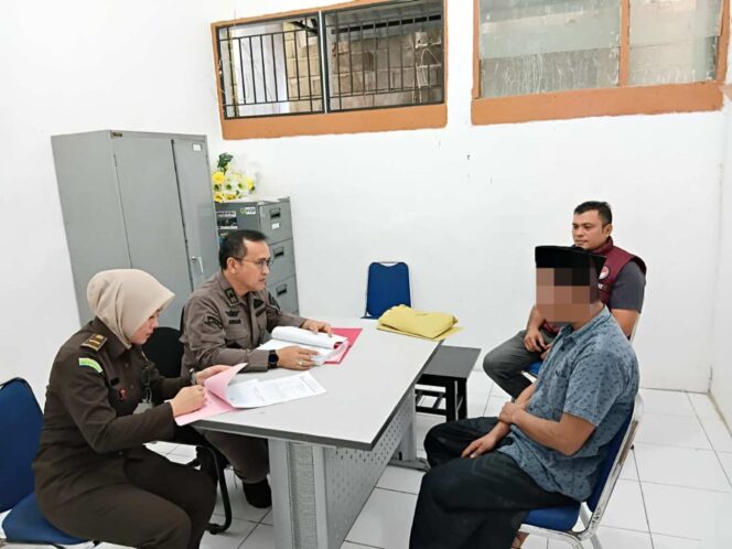 
 Sat Resnarkoba Polres Aceh Selatan Serahkan Tersangka dan Barang Bukti Kasus Sabu ke Kejaksaan