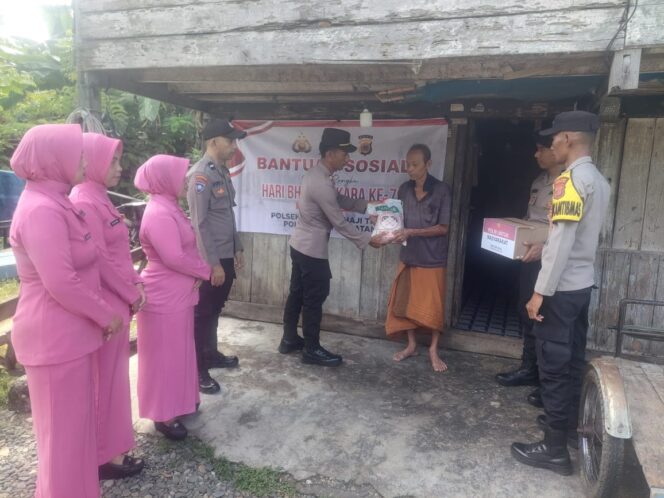 
 Sambut HUT Bhayangkara ke-79, Polsek Labuhanhaji Timur Beri Bantuan Sembako ke Warga