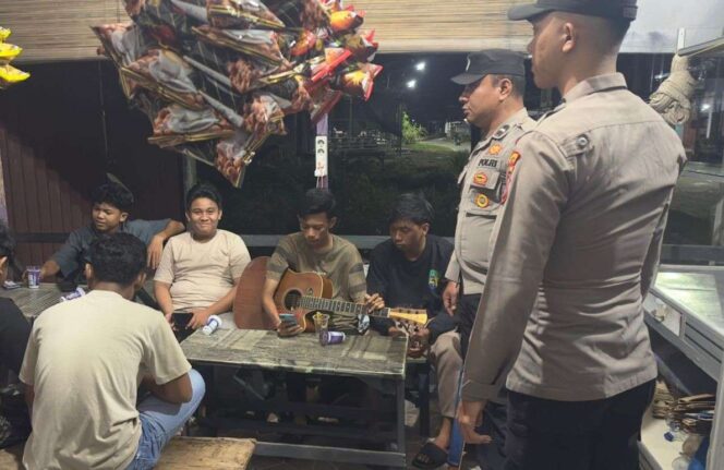 
 Patroli Malam Polsek Kluet Utara Sasar Titik Rawan, Imbau Warga Jaga Kamtibmas