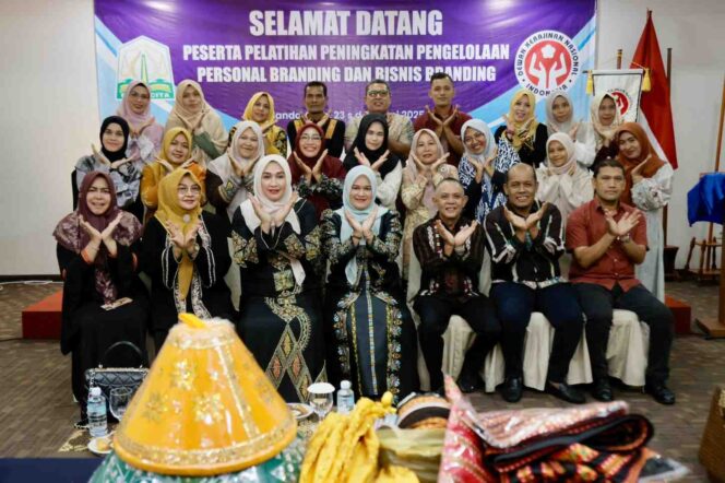 
 Ketua Dekranasda Aceh Buka Pelatihan Personal dan Bisnis Branding bagi UMKM