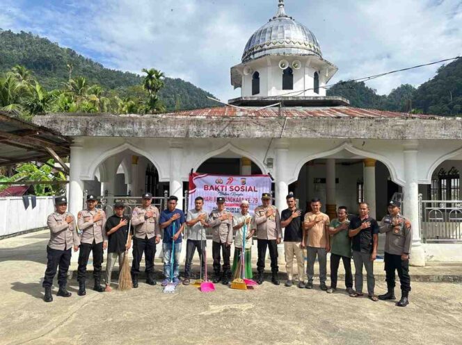 
 Semangat Hari Bhayangkara Ke-79, Polsek Kluet Utara Gelar Bakti Sosial di Mesjid Al-Munawarah