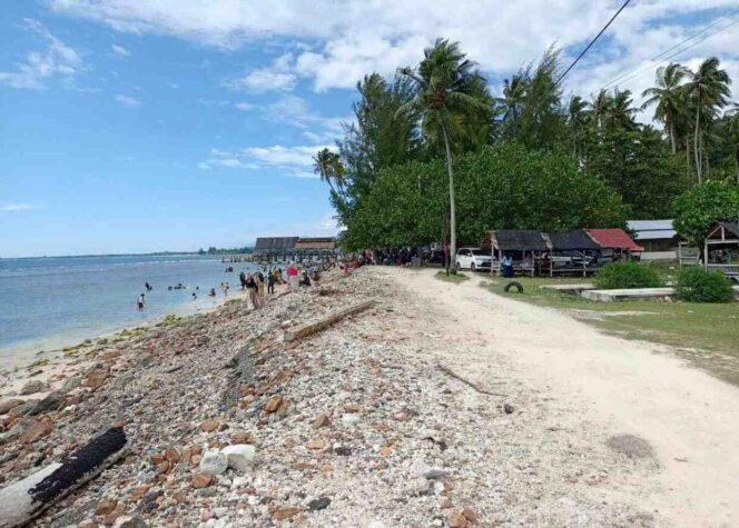 
 Jalan Menuju Lokasi WIsata Pantai Padang Bakau Kecamatan Labuhan Haji