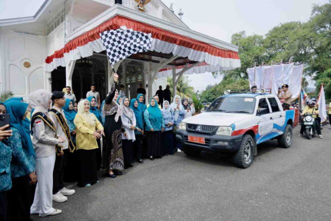 
 Marlina Muzakir Melepas Kirab Bangga Kencana di Meuligoe Gubernur, Jum'at 20 Juni 2025