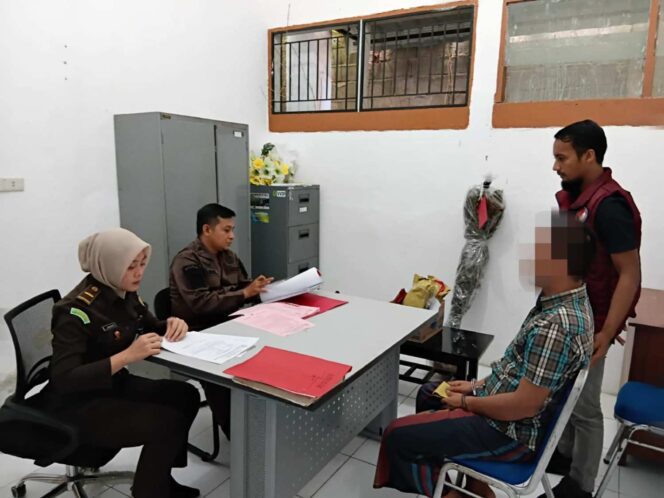 
 Tuntaskan Berkas Perkara, Sat Resnarkoba Polres Aceh Selatan Serahkan Tersangka Narkoba ke JPU