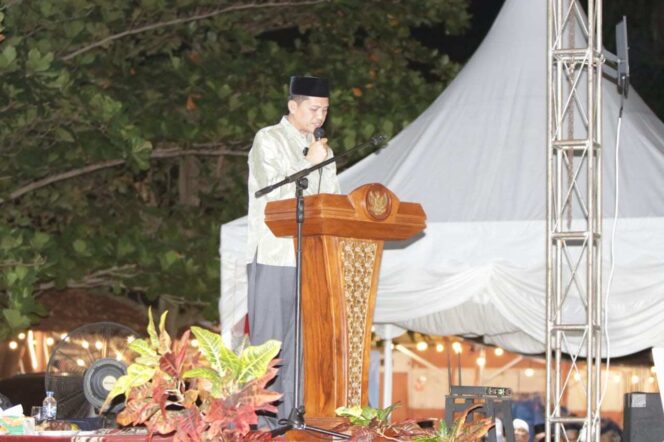 
 Bupati Aceh Selatan H.Mirwan saat memberikan Sambutan pada acara Dzikir dan Doa Bersama, Jum'at Malam 20 Juni 2025 di Alun -alun Kota Tapaktuan