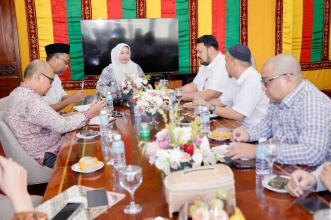 
 Istri Gubernur Aceh Marlina Usman Memimpin Rapat Pembahasan Rumah Layak Huni, Rabu 11 Juni 2025