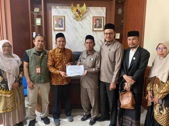 
 Kementerian Agama Aceh Selatan Serahkan Zakat dan Infak Rp 200 Juta ke Baitul Mal 