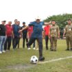Wakil Gubernur Aceh Fadlullah melakukan tendangan pertama pertanda dimulainya Piala Wakil Gubernur Aceh Rabu 2 Juli 2025