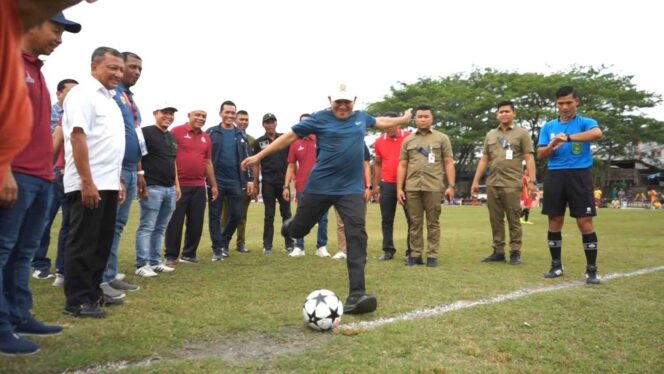
 Wakil Gubernur Aceh Fadlullah melakukan tendangan pertama pertanda dimulainya Piala Wakil Gubernur Aceh Rabu 2 Juli 2025