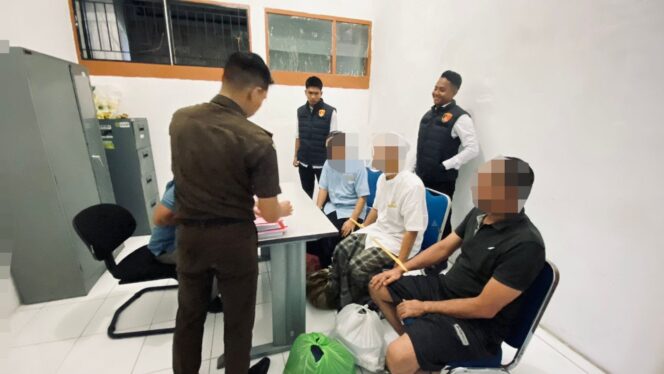 
 Sat Reskrim Polres Aceh Selatan Serahkan 3 Tersangka Kasus Penipuan dan Penggelapan ke Kejari