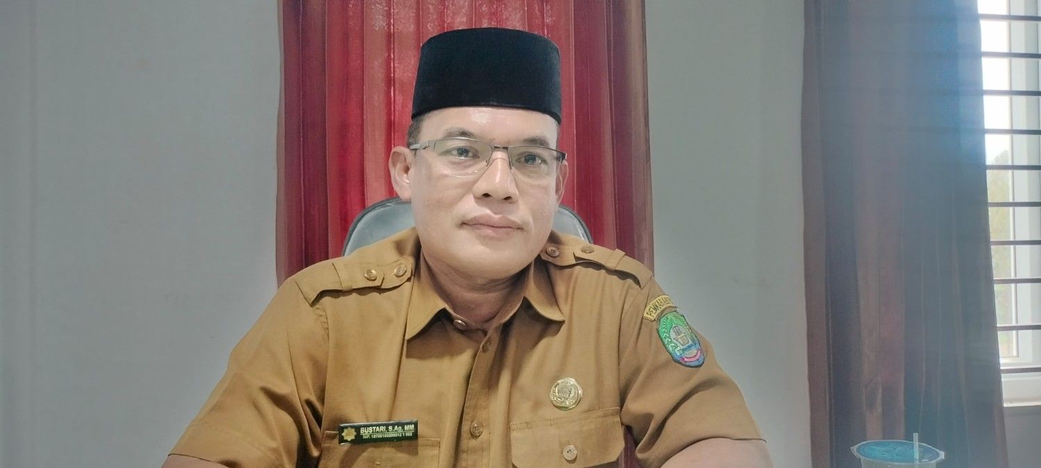 Kepala Dinas Syariat Islam Abdya, Bustari S Ag MM dikonfirmasi Aspiratif.id diruang kerjanya, Senin, 21 Juli 2025.