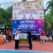 Bupati Aceh Selatan diwakili Asisten II Willi Cahyadi menyerahkan hadiah juara I kepada Samudra Vc dari Kecamatan Kota Bahagia