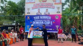Bupati Aceh Selatan diwakili Asisten II Willi Cahyadi menyerahkan hadiah juara I kepada Samudra Vc dari Kecamatan Kota Bahagia
