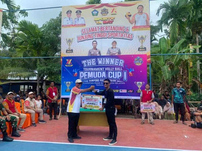 
 Bupati Aceh Selatan diwakili Asisten II Willi Cahyadi menyerahkan hadiah juara I kepada Samudra Vc dari Kecamatan Kota Bahagia