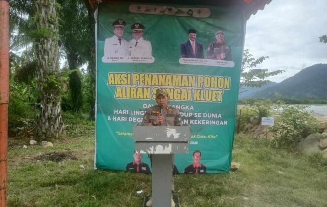 
 Wakil Bupati Aceh Selatan saat memberikan sambutan pada kegiatan aksi penanaman pohon di Gampong Pulo Kambing Kecamatan Kluet Utara, Kamis 10 Juli 2025