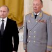 Foto: Presiden Rusia Vladimir Putin berfoto dengan wakil komandan pertama distrik Militer Pusat, kolonel jenderal Alexander Dvornikov setelah dianugerahi gelar Pahlawan Federasi Rusia di Moskow, Rusia 17 Maret 2016. (Sputnik/Alexey Nikolsky/Kremlin via REUTERS)