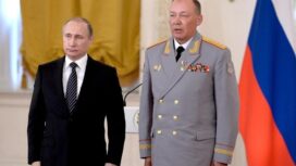 Foto: Presiden Rusia Vladimir Putin berfoto dengan wakil komandan pertama distrik Militer Pusat, kolonel jenderal Alexander Dvornikov setelah dianugerahi gelar Pahlawan Federasi Rusia di Moskow, Rusia 17 Maret 2016. (Sputnik/Alexey Nikolsky/Kremlin via REUTERS)