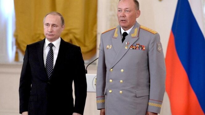 
 Foto: Presiden Rusia Vladimir Putin berfoto dengan wakil komandan pertama distrik Militer Pusat, kolonel jenderal Alexander Dvornikov setelah dianugerahi gelar Pahlawan Federasi Rusia di Moskow, Rusia 17 Maret 2016. (Sputnik/Alexey Nikolsky/Kremlin via REUTERS)