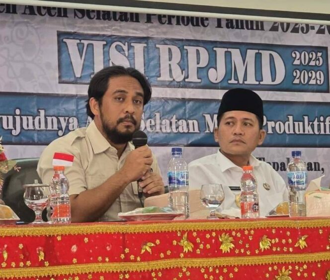 
 Foto : Bupati Aceh Selatan H.Mirwan dan Anggota DPRK Aceh Selatan ( Ketua dan Sekretaris Partai Gerindra Kab.Aceh Selatan)